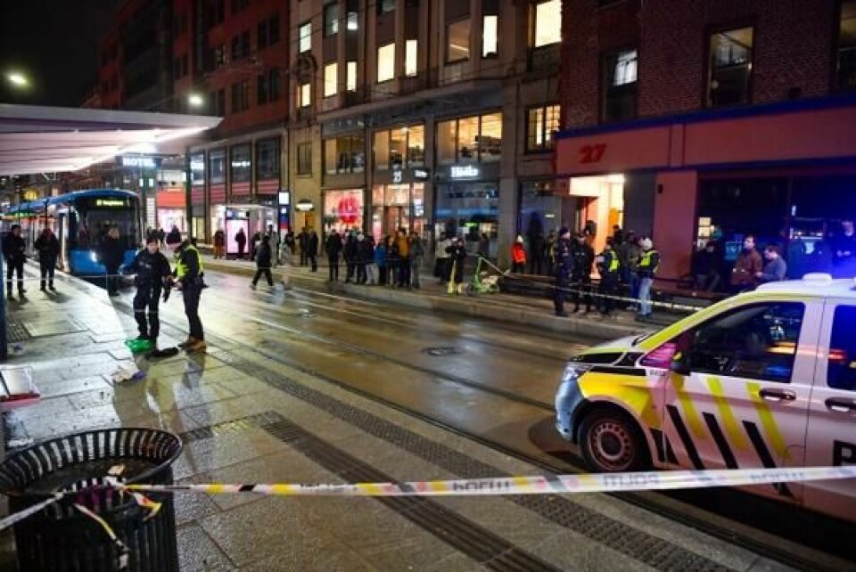 En mann ble 19. februar funnet kritisk skadet i Storgata i Oslo. Nå må en mann i 20-årene møte i retten, tiltalt for drapsforsøk.