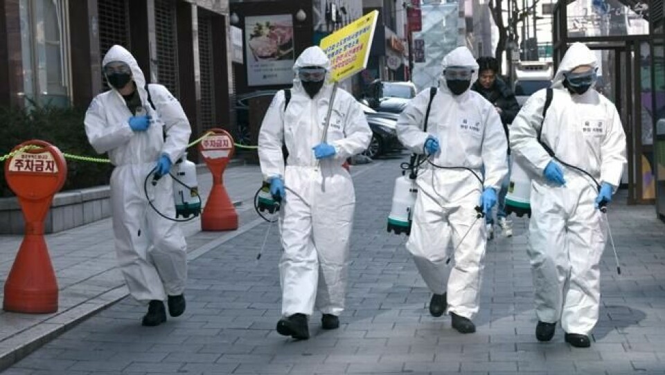 Etter Kina, er Sør-Korea det landet med flest påviste smittetilfeller av sykdommen Covid-19. Bildet viser soldater i verneklær med desinfeksjonsutstyr på jobb i hovedstaden Seoul. Etter Kina, er Sør-Korea det landet med flest påviste smittetilfeller av sykdommen Covid-19. Bildet viser soldater i verneklær med desinfeksjonsutstyr på jobb i hovedstaden Seoul. Foto: Jung Yeon-je / AFP/NTB scanpix