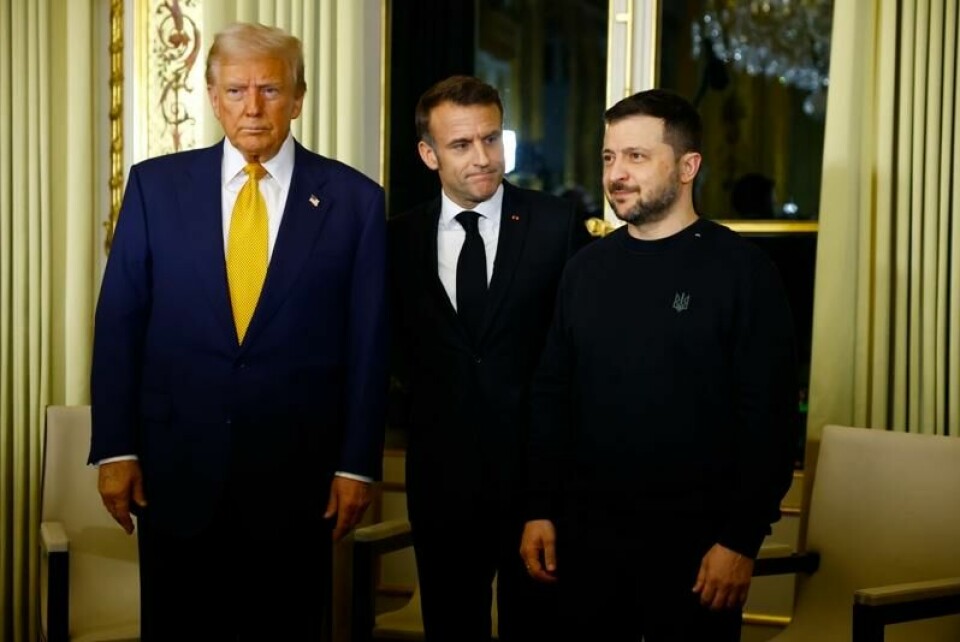Frankrikes president Emmanuel Macron (i midten) tok imot USAs da påtroppende president Donald Trump (t.v.) og Ukrainas president Volodymyr Zelenskyj i Paris i desember. Kun Ukraina kan forhandle om fred med Russland, sier Macron.