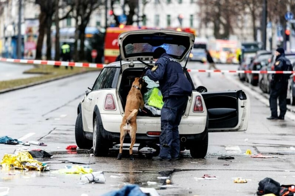 Politiet skjøt mot bilen som kjørte inn i en folkemengde ved Stiglmaierplatz i München.