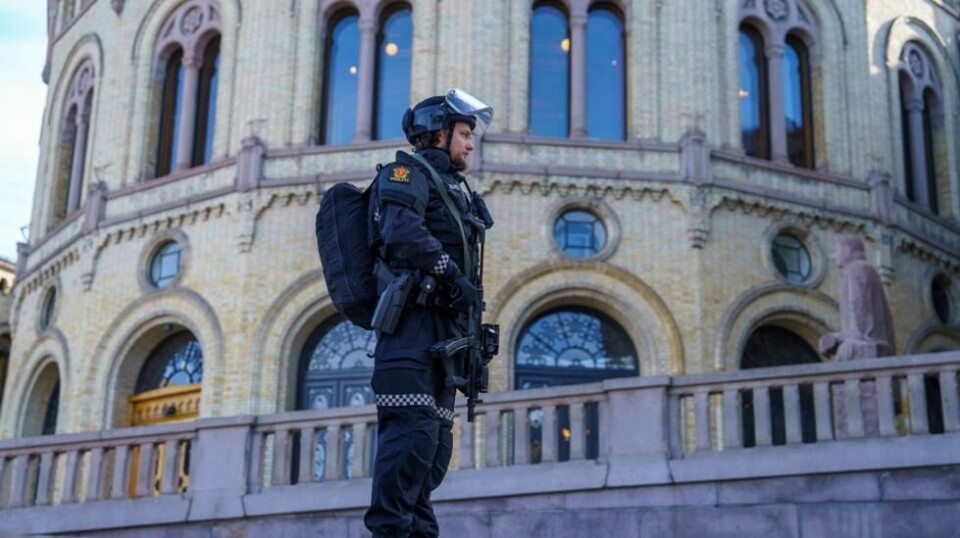 Væpnet politi utenfor Stortinget der alle innganger ble stengt onsdag formiddag på grunn av bombetrusler. PST skal nå starte etterforskning. Foto: Cornelius Poppe / NTB