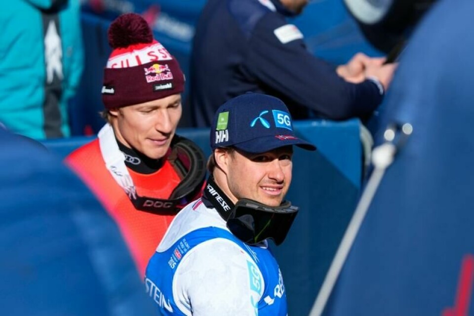 Adrian Smiseth Sejersted endte med bronse i super-G-rennet i alpin-VM. Marco Odermatt (t.v.) vant gullet på suverent vis.