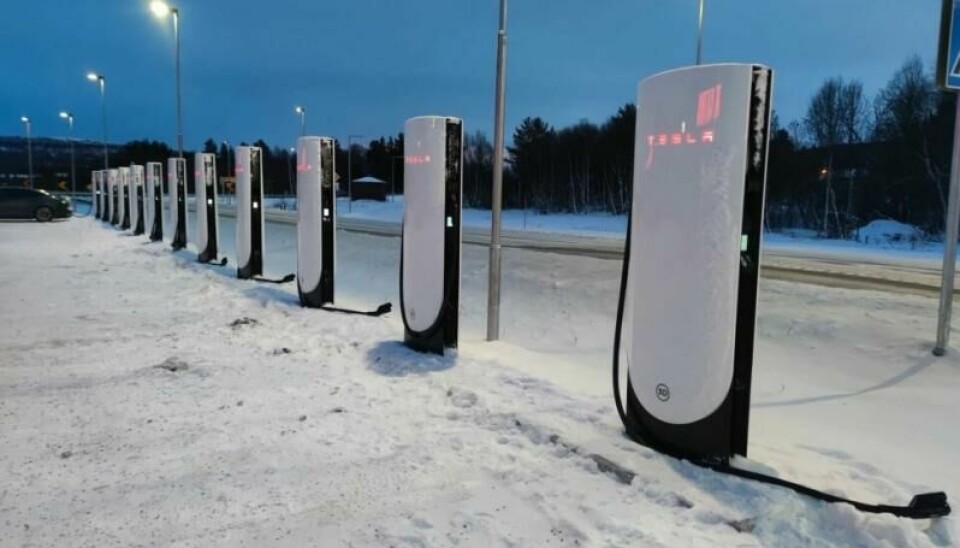 Mange ser ut til å slite med å få hengt på plass ladekabelen etter bruk. Her ligger minst fire på bakken.