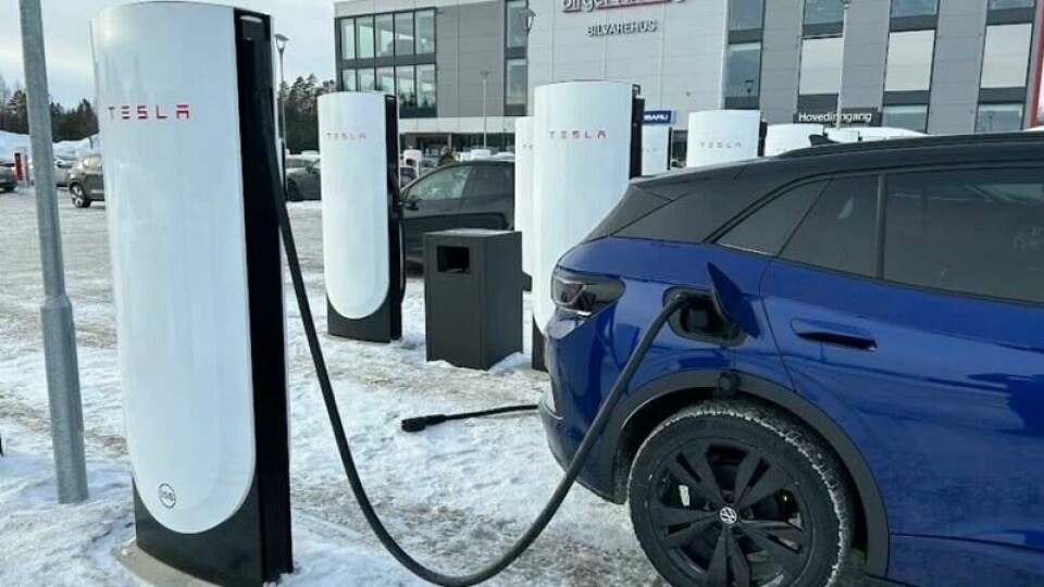 Kabelen er mye lengre på V4-laderne enn på eldre Tesla-ladere. Også på dette bildet, som er tatt på Jessheim, ligger en ladekabel meget utsatt til på bakken. Kabelen er mye lengre på V4-laderne enn på eldre Tesla-ladere. Også på dette bildet, som er tatt på Jessheim, ligger en ladekabel meget utsatt til på bakken. Foto: Broom