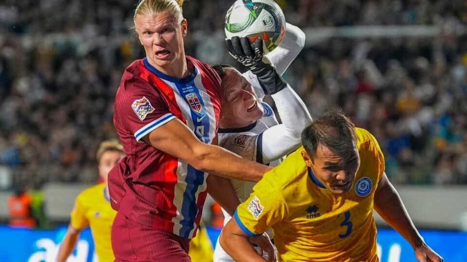 Erling Braut Haaland får selskap av Alexander Sørloth i det norske angrepet mandag. Foto: Terje Pedersen / NTB