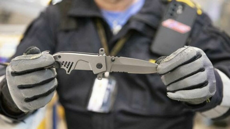 Antall beslaglagte kniver og andre voldsprodukter fortsetter også å øke. I 2023 har beslagstallet økt med nesten 40 prosent. Antall beslaglagte kniver og andre voldsprodukter fortsetter også å øke. I 2023 har beslagstallet økt med nesten 40 prosent. Foto: Tolletaten / NTB