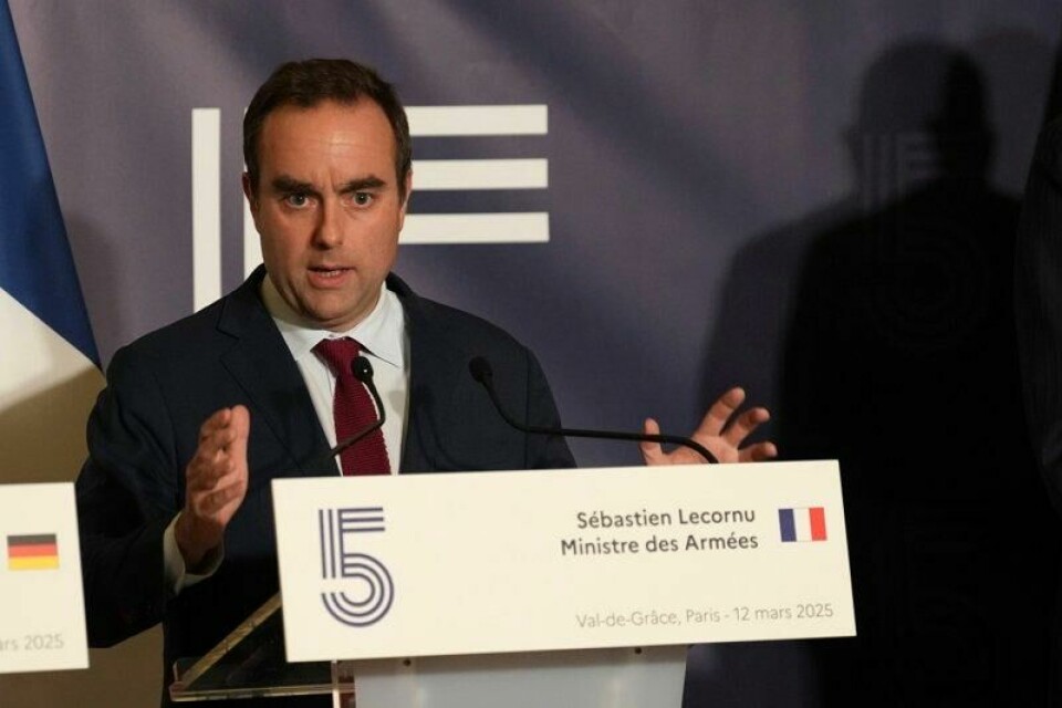 Frankrikes forsvarsminister Sébastien Lecornu sier at 15 land har sagt seg villige til å jobbe for sikkerhetsgarantier for Ukraina, ifølge Politico.