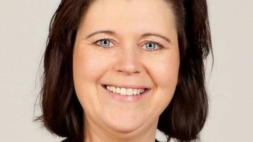 Kunnskaps- og barneminister i den islandske regjeringen, Ásthildur Lóa Þórsdóttir, innledet et forhold til tenåringsgutt i 1989, og ble gravid. Nå trekker hun seg fra regjeringen, men fortsetter som folkevalgt i partiet Flokkur fólksins (Folkets Parti) på Alltinget.