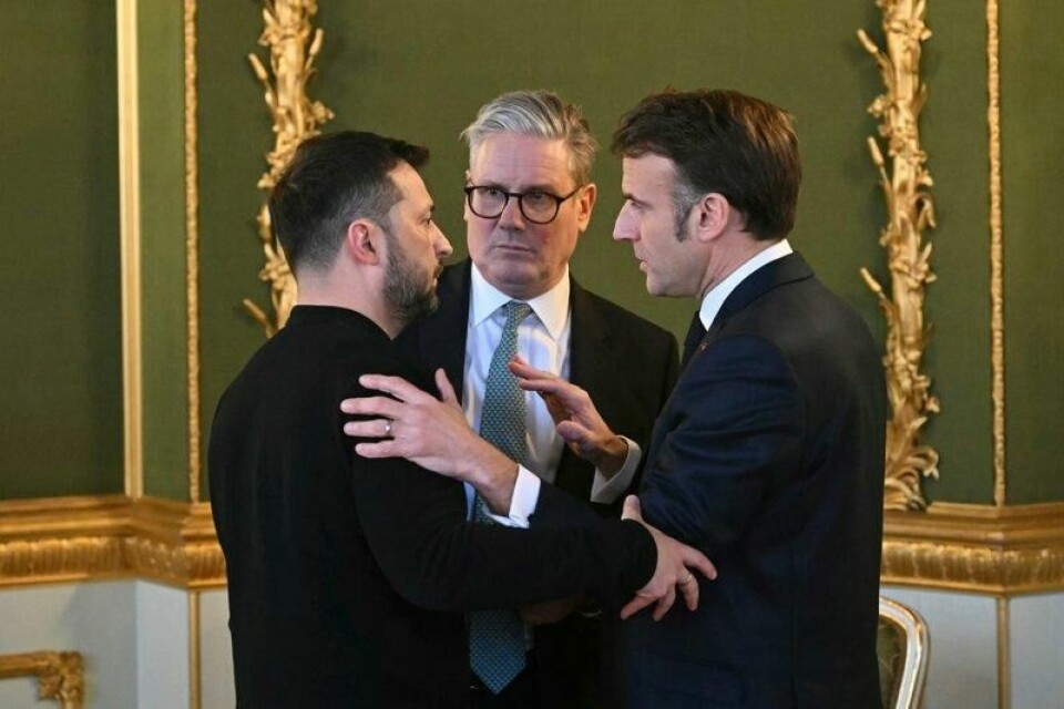 Storbritannias statsminister Keir Starmer, Ukrainas president Volodymyr Zelenskyj og Frankrikes president Emmanuel Macron møtes under EUs ledertopmøte for å diskutere Ukraina, på Lancaster House i London søndag. Storbritannias statsminister Keir Starmer, Ukrainas president Volodymyr Zelenskyj og Frankrikes president Emmanuel Macron møtes under EUs ledertopmøte for å diskutere Ukraina, på Lancaster House i London søndag. Foto: Justin Tallis / AP