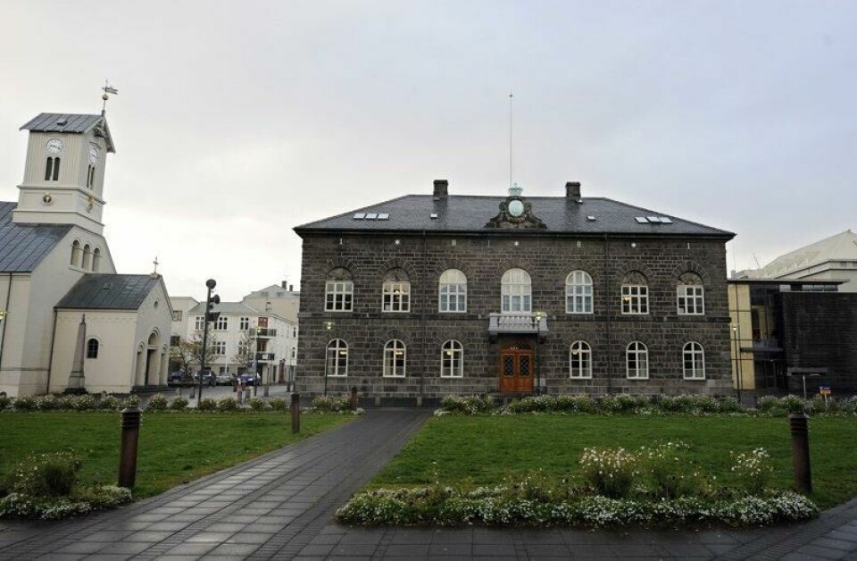 – De fortjener ikke å være involvert i mine private anliggender og vil forhåpentligvis få fred til å utføre det viktige arbeidet de har påtatt seg i Alltinget og i regjeringen, skriver den avgåtte kunnskaps- og barneministeren, Ásthildur Lóa Þórsdóttir. Bildet viser bygningen til Islands parlament. AFP-FOTO / OLIVIER MORIN – De fortjener ikke å være involvert i mine private anliggender og vil forhåpentligvis få fred til å utføre det viktige arbeidet de har påtatt seg i Alltinget og i regjeringen, skriver den avgåtte kunnskaps- og barneministeren, Ásthildur Lóa Þórsdóttir. Bildet viser bygningen til Islands parlament. AFP-FOTO / OLIVIER MORIN Foto: AFP