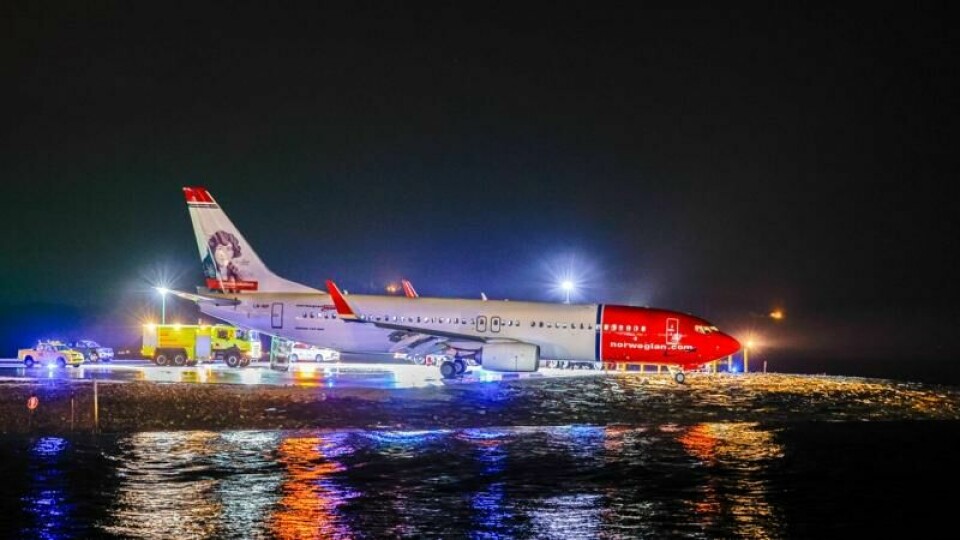 Et Norwegian-fly med 165 passasjerer kjørte i stor fart utenfor rullebanen på Molde lufthavn etter landing torsdag kveld. Ingen personer er meldt skadet.