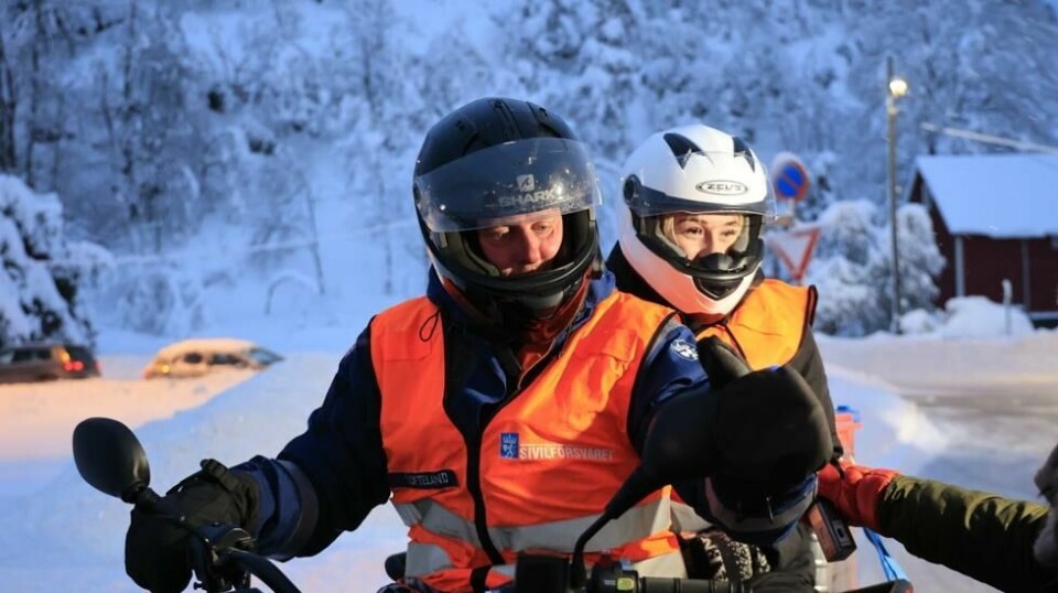 Tommy Tofteland fra Sivilforsvaret kjører Ida Engen fra hjemmesykepleien på grunn av det kraftige snøværet på Sørlandet som har gjort veier ufremkommelige. Foto: Tor Erik Schrøder / NTB