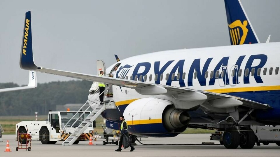 Mobilheisen som skulle løfte rullestolavhengige Adrian Keogh ned fra flyet på Göteborg Landvetter lufthavn dukket ikke opp. Adrian måtte selv ake seg ned flytrappa.