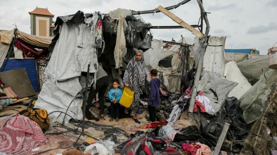 Et israelsk luftangrep antente en brann som drepte 45 personer i en teltleir for internt fordrevne i Rafah søndag. Dette bildet er tatt tirsdag. Foto: Jehad Alshrafi / AP / NTB