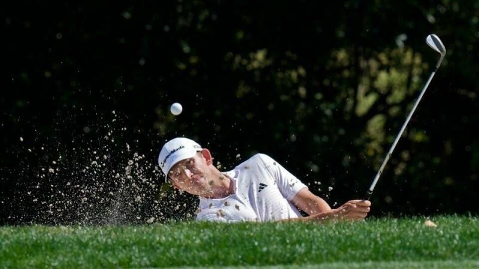 Jacob Bridgeman som deler ledelsen med fire andre, slår seg ut av en sandbunker på hull sju under åpningsrunden av PGA-turneringen Innisbrook i Palm Harbor, Florida.