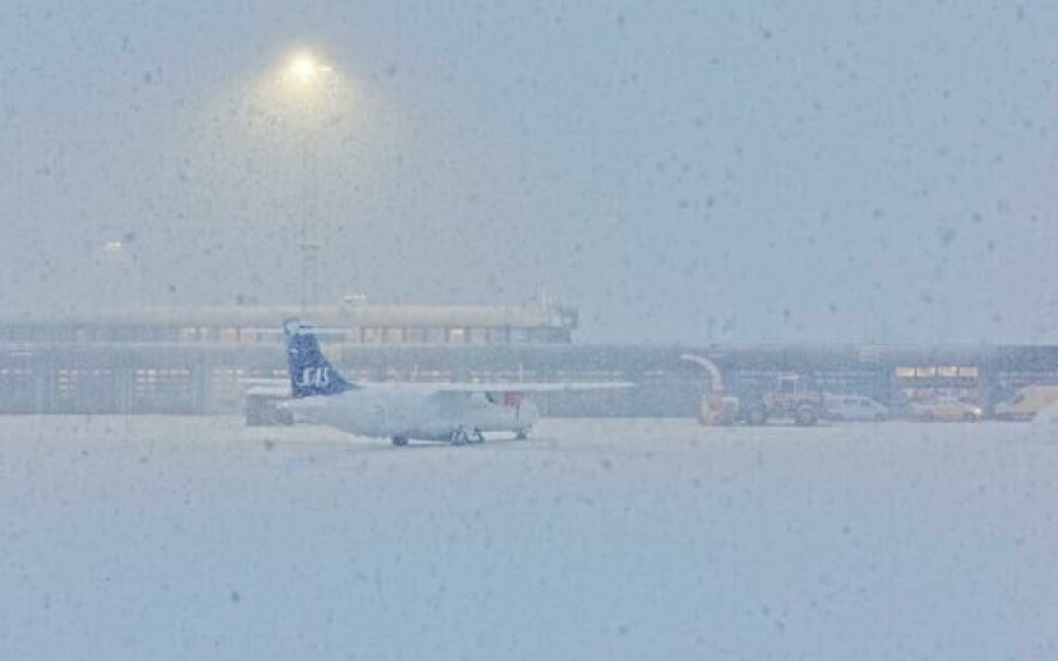 Flesland lufthavn Bergen fikk store problemer fredag da store snømengder gjorde det umulig å ta av og lande.