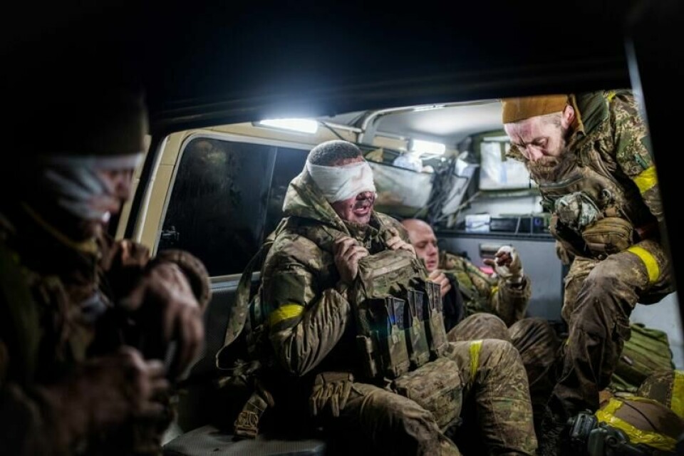 Sårede ukrainske soldater evakueres fra slagmarken øst i Ukraina.