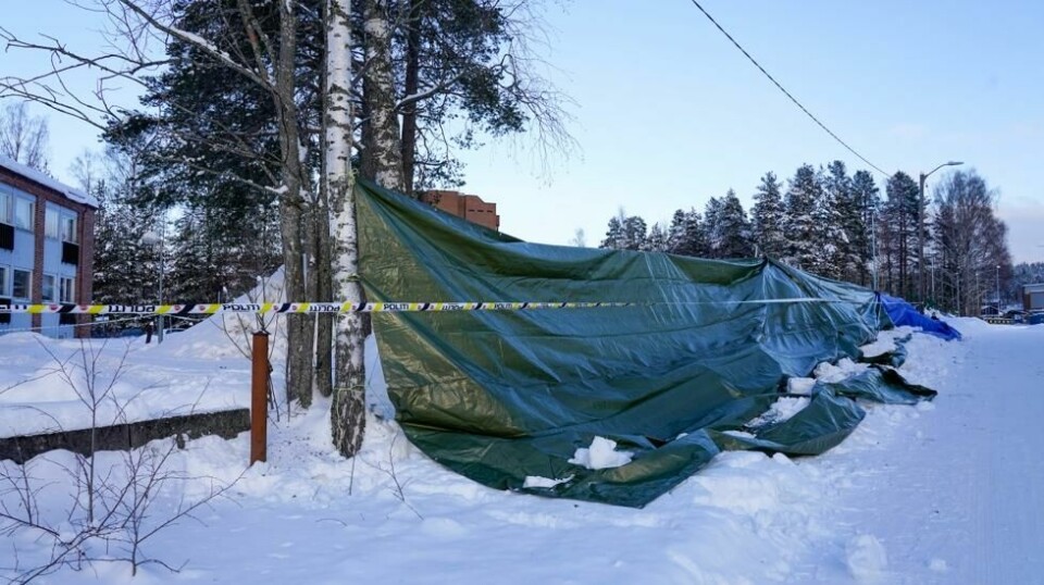 En kvinne ble i natt ble funnet død og en mann ble funnet hardt skadd i en bil i nærheten av sykehuset i Elverum. Mannen er siktet for drap.