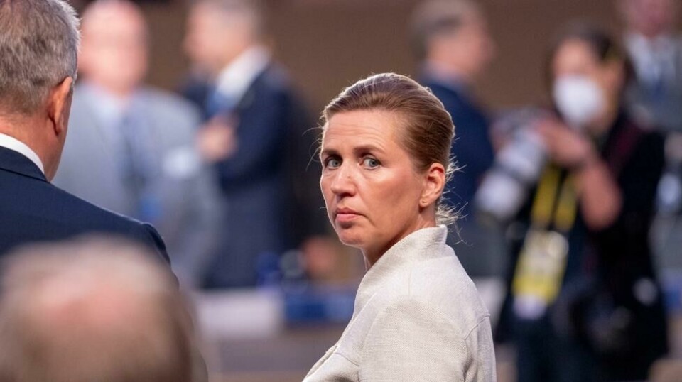 Danmarks statsminister Mette Frederiksen ble dyttet og gikk i bakken. Foto: Javad Parsa / NTB
