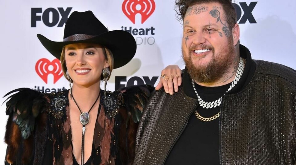 Lainey Wilson spiller i Norge i mai. Her med en annen fremadstormende countrystjerne i USA, Jelly Roll. Foto: Jordan Strauss/Invision/AP/NTB