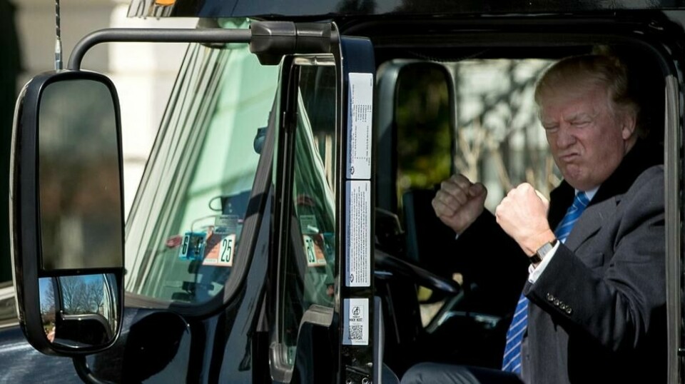 PROTEKSJONISTISK: USAs president Donald Trump i en 18 hjuls truck i mars i fjor da han møtte trailersjåfører utenfor Det hvite hus.