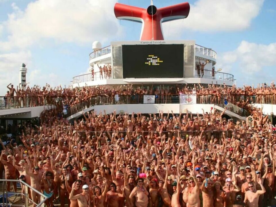 Det er utarbeidet egne regler for oppførsel på Big Nude Boat-cruisene. Og det er ikke lov til å være helt naken over alt hele tiden.På dette cruiset med Carnival Pride ble det arrangert en kostymefest med piratnatt som tema, en dekksdansfest der det eneste 'antrekket' som kreves var LED-lys. Det er utarbeidet egne regler for oppførsel på Big Nude Boat-cruisene. Og det er ikke lov til å være helt naken over alt hele tiden.På dette cruiset med Carnival Pride ble det arrangert en kostymefest med piratnatt som tema, en dekksdansfest der det eneste 'antrekket' som kreves var LED-lys. Foto: Bare Necessities Cruise
