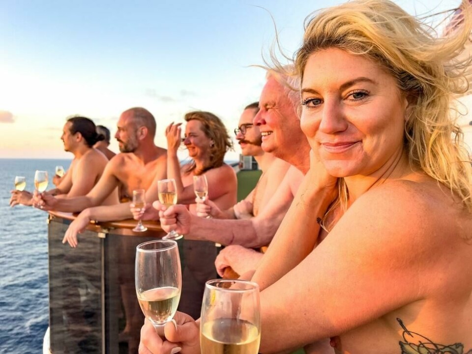 På et tidligere nakencruise ble det holdt dekksfest med tema 'piratnatt'. Eneste krav til bekledning var ledlys. På et tidligere nakencruise ble det holdt dekksfest med tema 'piratnatt'. Eneste krav til bekledning var ledlys. Foto: Bare Necessities Cruise