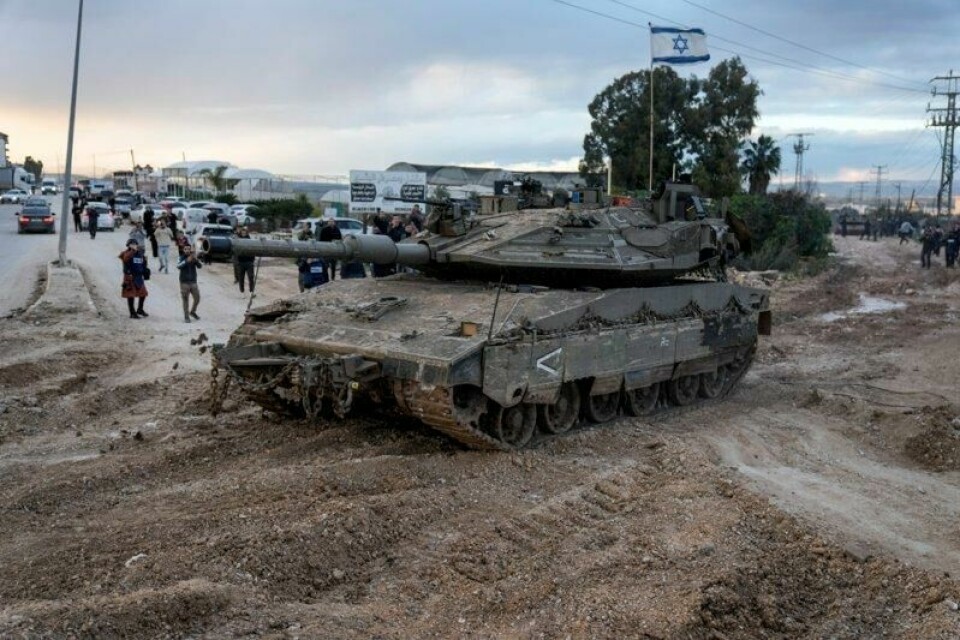 En israelsk stridsvogn kjører inn i Jenin på den okkuperte Vestbredden. Arbeiderpartiet går inn for å forby handel og næringsvirksomhet som opprettholder den israelske okkupasjonen.