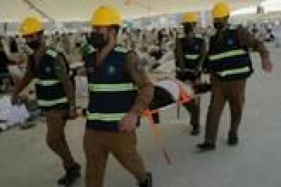 Helsepersonell bærer bort en mann som kollapset på grunn av heteslag nær den hellige byen Mekka i Saudi-Arabia. Over tusen mennesker skal ha omkommet, og flertallet skal være egyptere. Foto: Rafiq Maqbool / AP / NTB Helsepersonell bærer bort en mann som kollapset på grunn av heteslag nær den hellige byen Mekka i Saudi-Arabia. Over tusen mennesker skal ha omkommet, og flertallet skal være egyptere. Foto: Rafiq Maqbool / AP / NTB