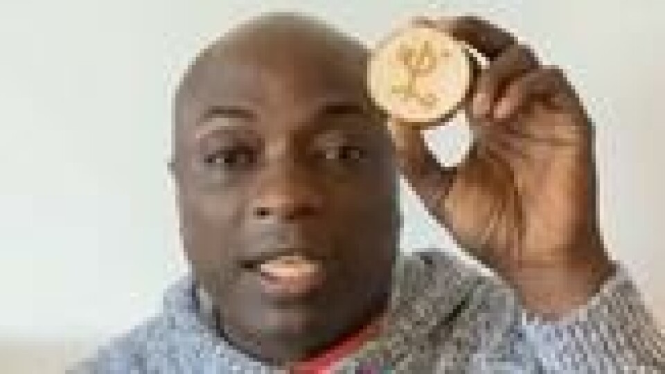 Durek Verrett viser fram medaljongen som skal ha hjulpet han da han var coronasyk. Foto: Skjermdump Instagram Durek Verrett viser fram medaljongen som skal ha hjulpet han da han var coronasyk. Foto: Skjermdump Instagram