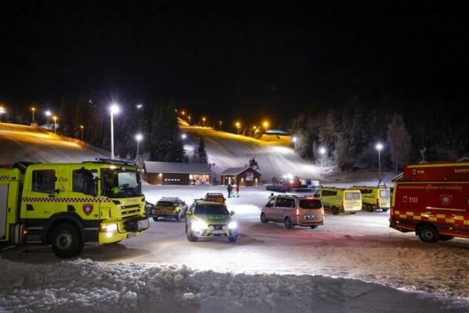 Kjerringåsen alpinsenter i Sarpsborg har fått et forelegg på 700.000 kroner etter at en 18 år gammel ansatt i fjor døde i en klemulykke i skiheisen.