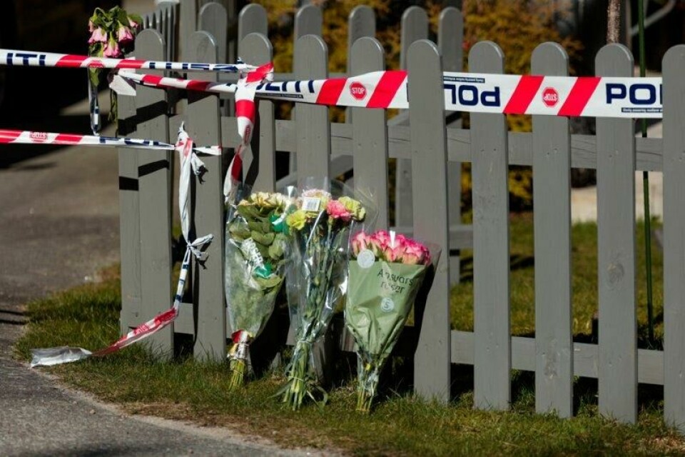 Blomster er lagt ned ved politisperring etter at to personer ble funnet døde i Lindesnes natt til mandag.