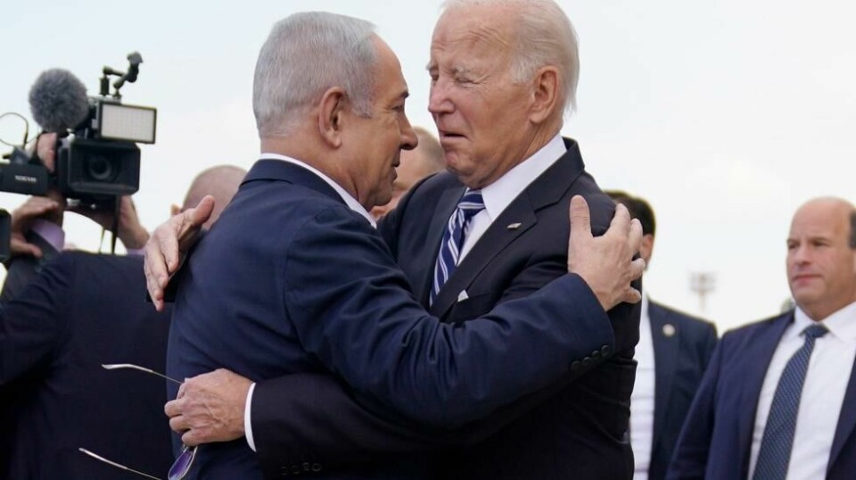 President Joe Biden tas imot av Israels statsminister Benjamin Netanyahu i Tel Aviv 18. oktober i fjor. Ifølge en kilde i Det hvite hus, skal de to prate sammen igjen søndag.