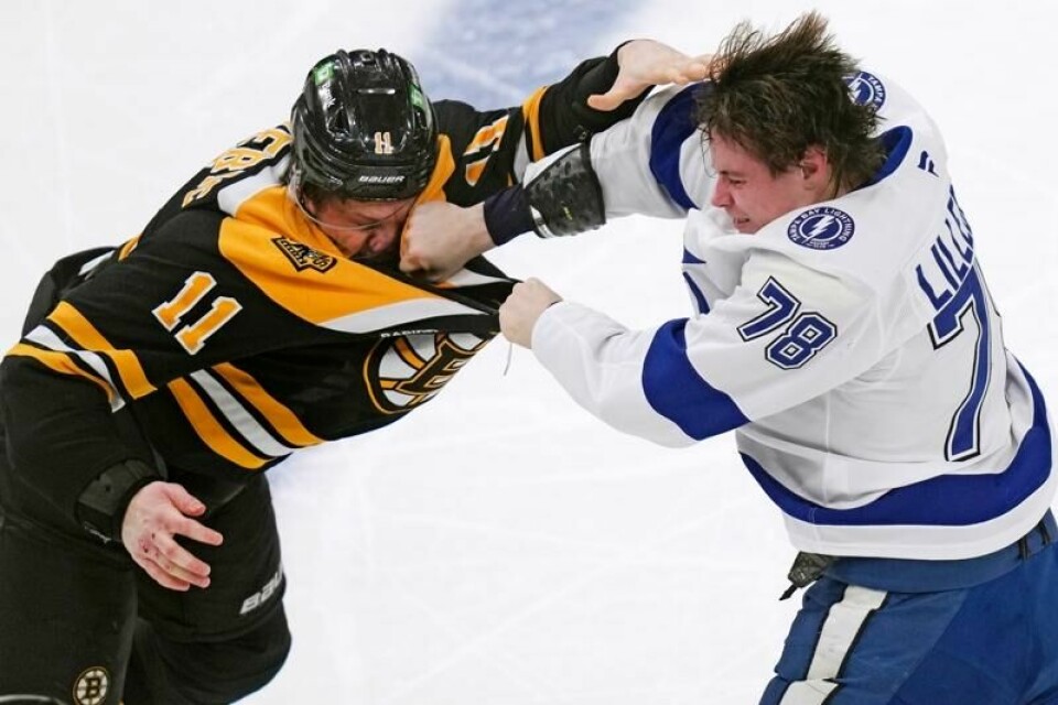 Emil Lilleberg (til høyre) måtte ta fem minutter i utvisningsboksen etter slåsskamp mot Boston Bruins' Trent Frederic under tirsdagens hockeykamp i NHL. Lillebergs Tampa Bay Lightning tapte kampen 6-2.
