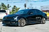 HEFTIG: Cadillac ATS-V i helt svart, og med bronsefargede felger, er et ganske heftig syn. Foto: broom