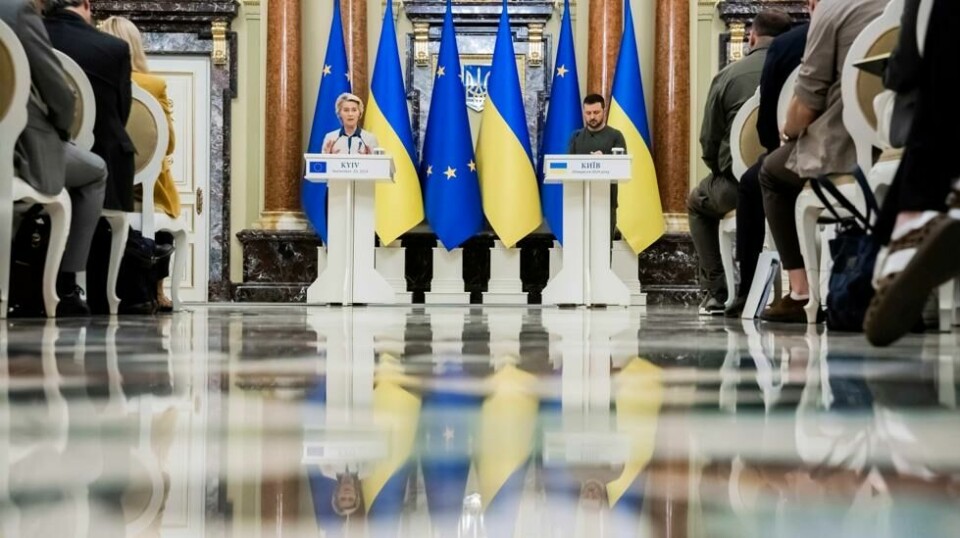 EU-kommisjonens leder Ursula von der Leyen og Ukrainas president Volodymyr Zelenskyj under en felles pressekonferanse i Kyiv fredag. Foto: Christoph Soeder / AP / NTB