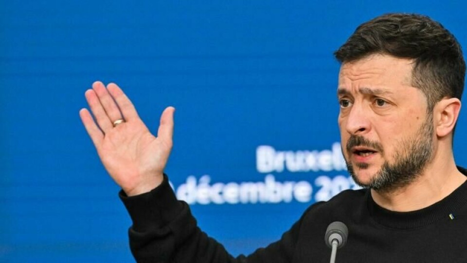 Volodymyr Zelenskyj taler under en pressekonferanse etter Europamøtet ved EU-hovedkvarteret i Brussel i desember. Foto: NICOLAS TUCAT / AFP