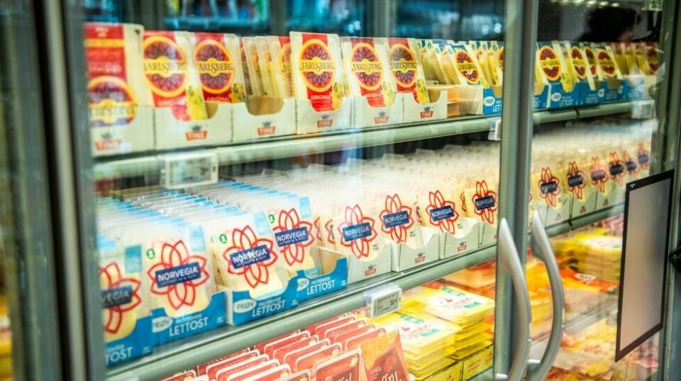 Hyller med ost på Coop prix på Oslo S. Illustrasjonsbilde.