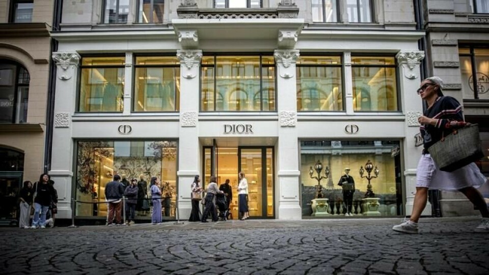 I Nedre Slottsgate i Oslo har selgere av europeiske luksusklær og klokker etablert seg. Flere steder må man stå i kø for å komme inn i butikkene.