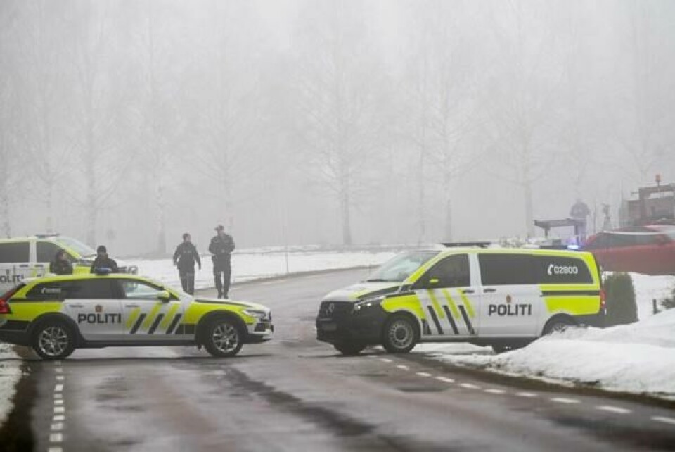Politiet i Braskereidfoss etter at Lervik ble drept i april i fjor. Nå er en kvinne dømt for drapet.