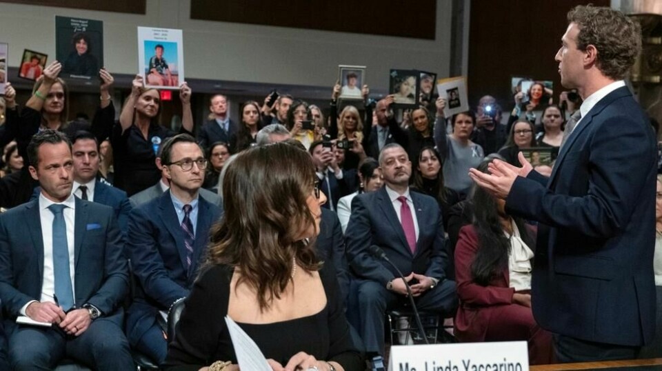 Meta-direktør Mark Zuckerberg reiste seg og henvendte seg direkte til publikum under høringen i Senatets justiskomité onsdag. X-direktør Linda Yaccarino (til venstre) ser på. Foto: Jose Luis Magana / AP / NTB