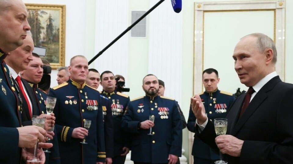 Vladimir Putin pratet med mottakerne av militære utmerkelser, kvelden før treårsdagen for fullskalainvasjonen av Ukraina.