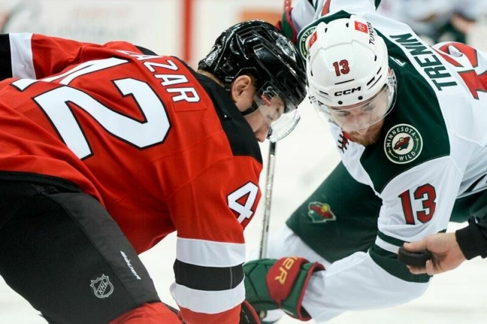 New Jersey Devils Curtis Lazar (til venstre) og Minnesota Wild-spiller Yakov Trenin kjemper om pucken i mandagens NHL-oppgjør. Der gikk hjemmelaget fra New Jersey seirende ut.