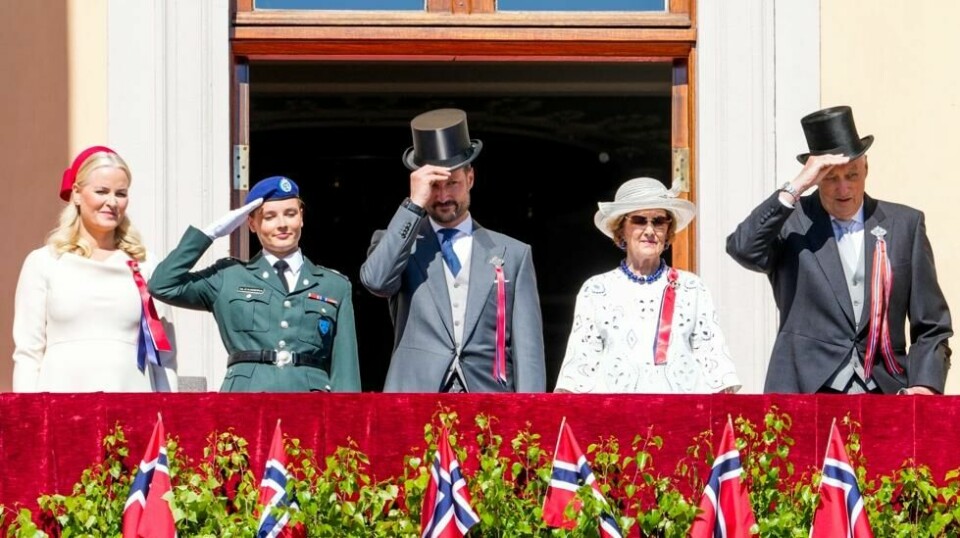 Kongefamilien hilser barnetoget i Oslo fra Slottsbalkongen på Slottet. De samler støtte fra et knapt flertall i en ny måling. F.v.: Kronprinsesse Mette-Marit, prinsesse Ingrid Alexandra iført Hærens tjenesteuniform, kronprins Haakon, dronning Sonja og kong Harald. Foto: Heiko Junge / NTB