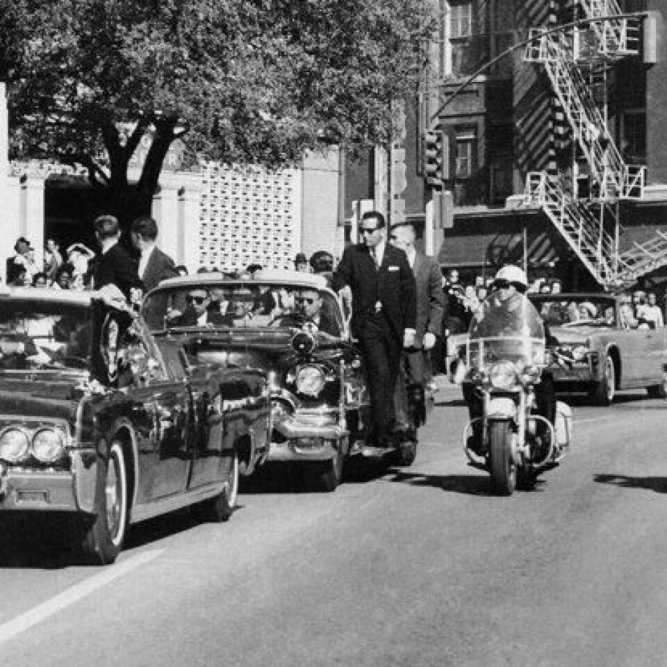 President John F. Kennedy ble skutt og drept mens han kjørte gjennom Dallas i åpen bil 22. november 1963.