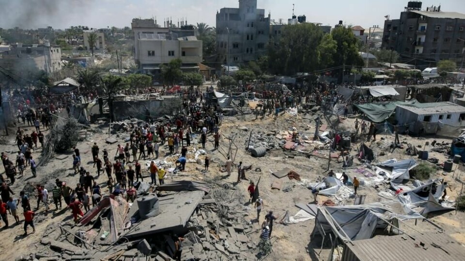 Minst 39.480 palestinere er drept på Gazastripen i løpet av 300 dager med krigføring, opplyser de palestinske helsemyndighetene der. Her går palestinere gjennom et område rammet av et israelsk rakettangrep i Khan Younis i midten av juli.