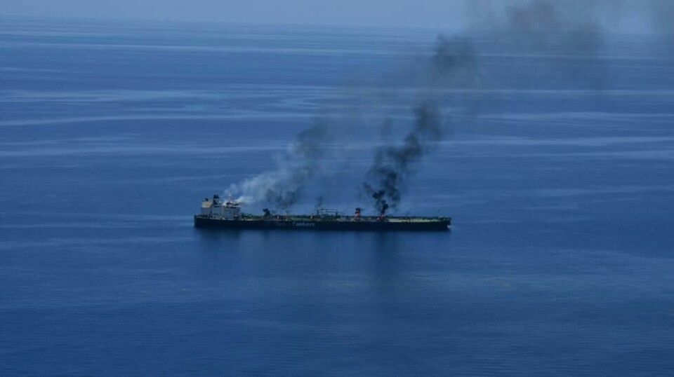 Røyk fra det gresk-flaggede tankskipet Sounion etter et angrep fra houthiene i forrige uke. Militsen har nå gått med på å la tankskipet berges. Det er uttrykt bekymring for en mulig miljøkatastrofe. Foto: Foto: EUs Operasjon Aspides via AP / NTB