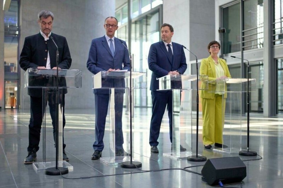 Markus Söder fra CSU, Friedrich Merz fra CDU og SPD-lederne Lars Klingbeil og Saskia Esken kunngjør at de er enige om å danne regjering.