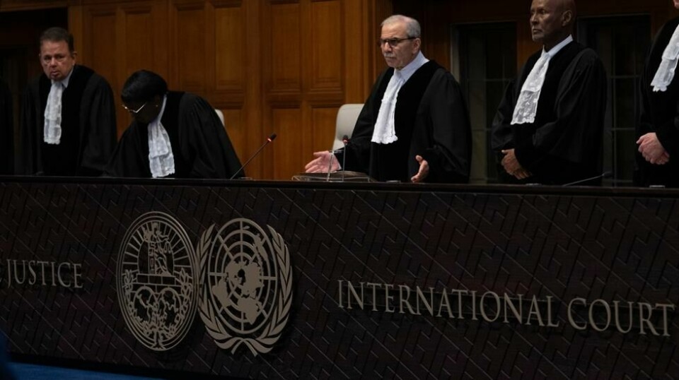 ICJ-dommer Nawaf Salam leste opp kjennelsen om hastetiltak i Sør-Afrikas sak mot Israel. Foto: Peter Dejong / AP / NTB