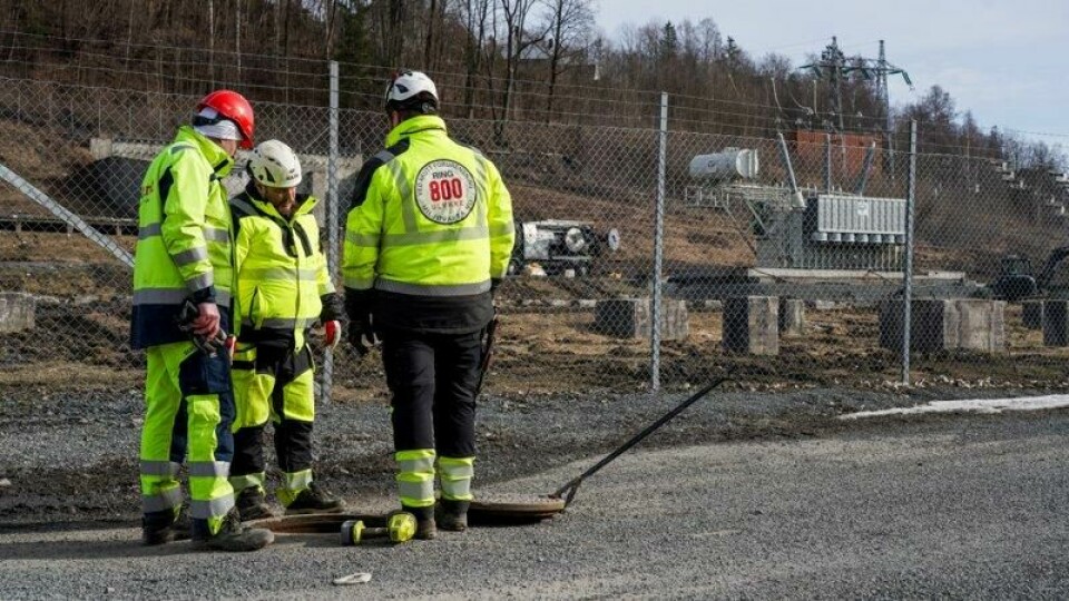 Det er satt inn tiltak etter at mange tonn olje har lekket ut etter innbrudd og skadeverk på Hamang transformatorstasjon i Bærum.